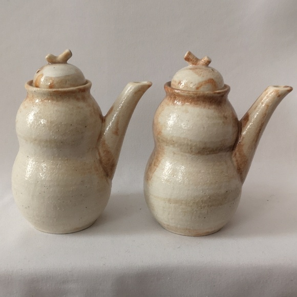 Pair of Two Studio Art Pottery Oil Pouring Jars with Lids and Matching Patterns - Picture 2 of 5